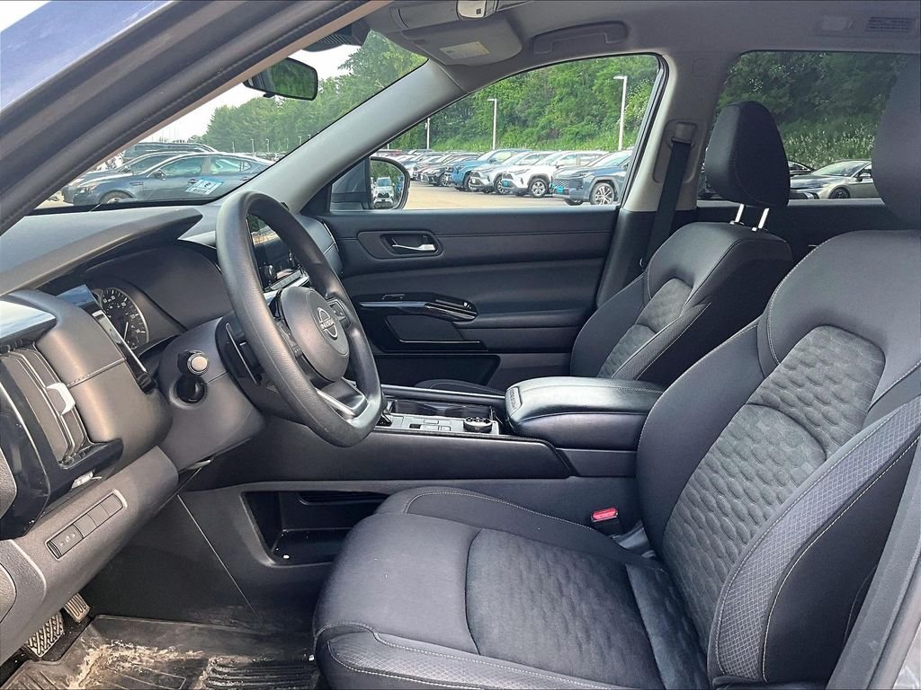 Used 2022 Gray Nissan S image 4