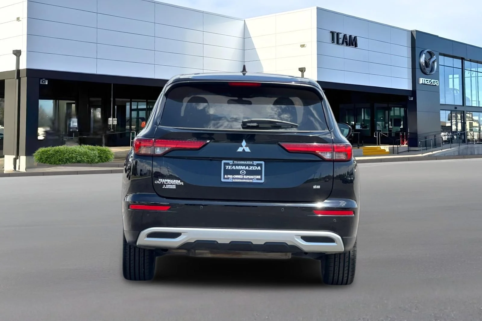 Used 2022 Black Mitsubishi SE Launch Edition image 5