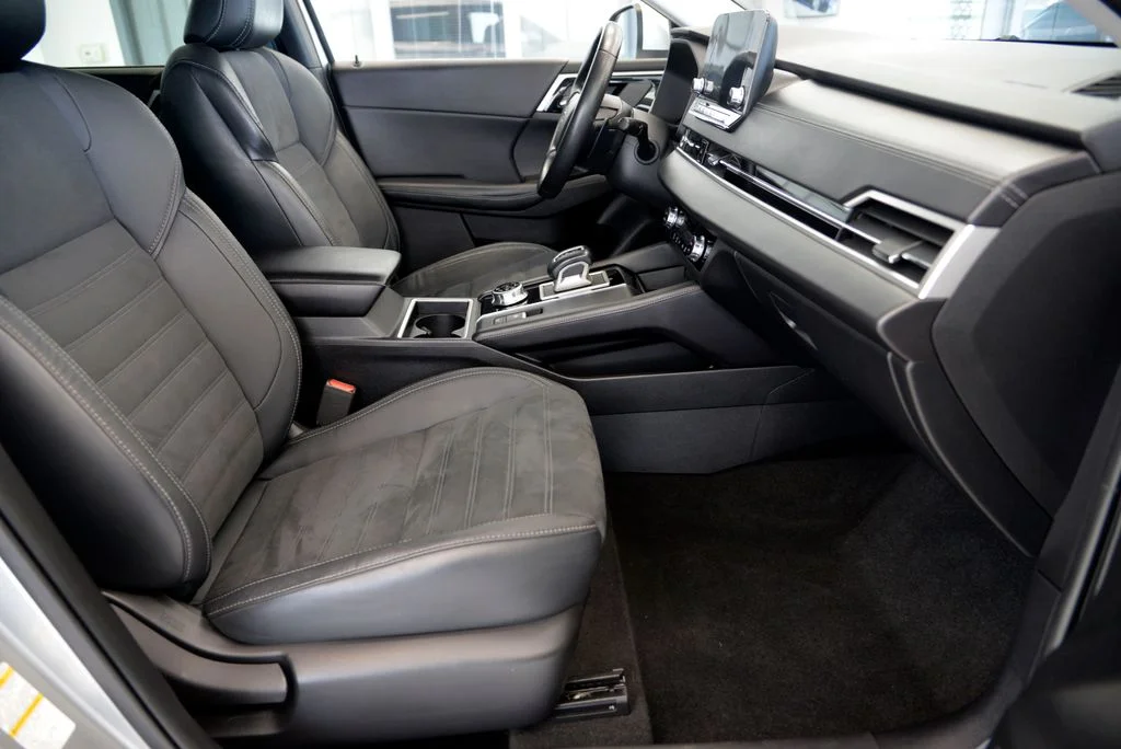 Used 2022  Mitsubishi SE image 32