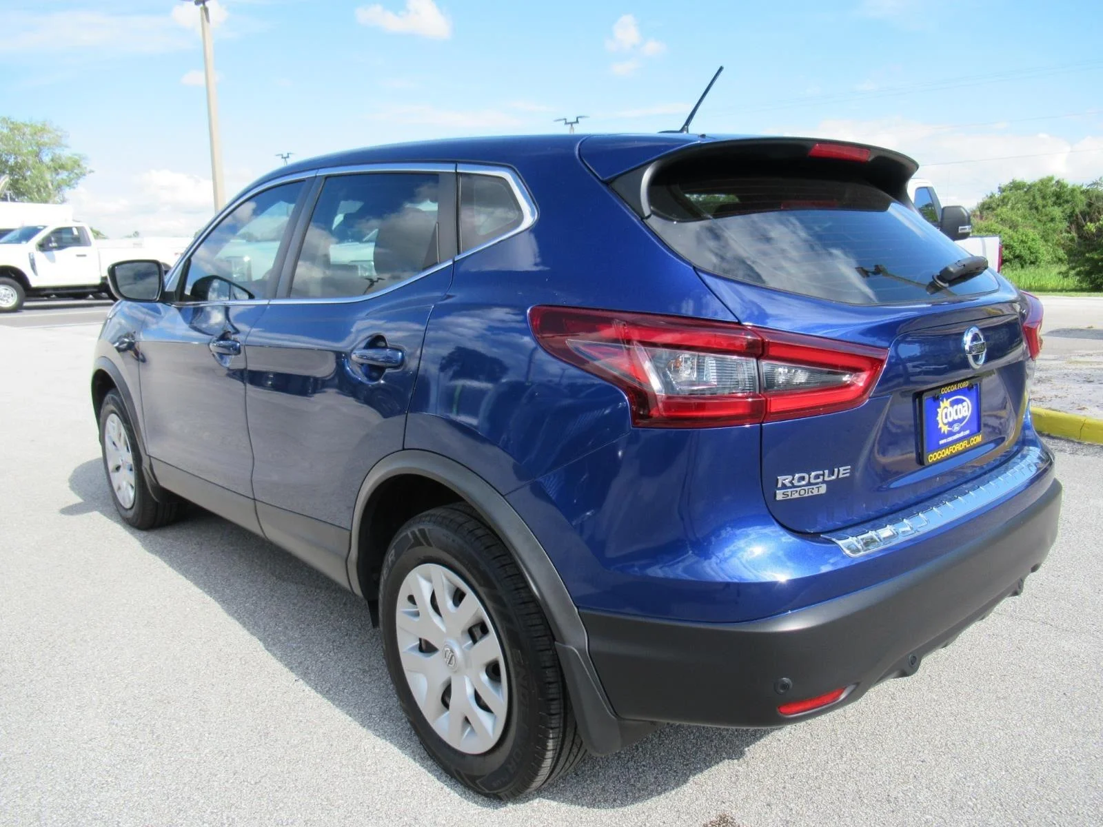 Used 2020 Caspian Blue Nissan S image 5