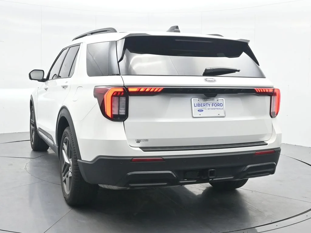 New 2026 Star White Metallic Tri-Coat Ford ST-Line image 9