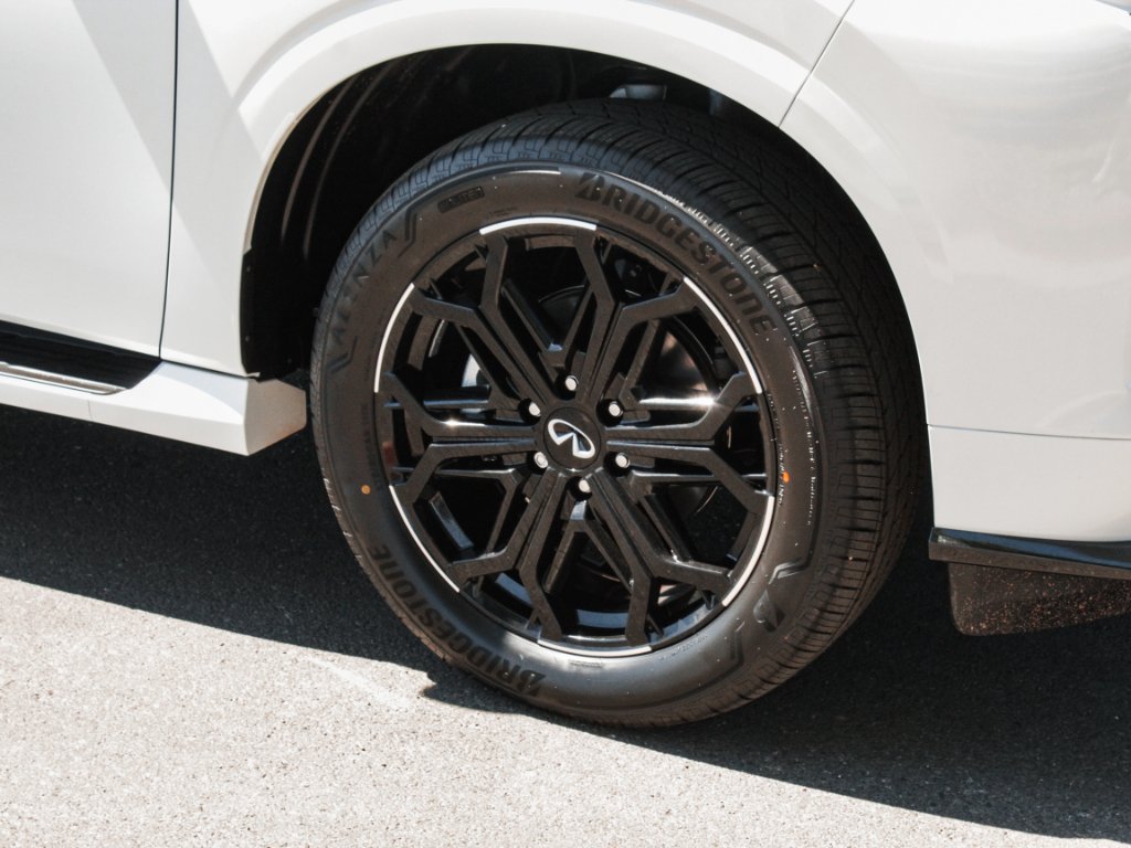 New 2027 RADIANT WHITE INFINITI Sport 4WD image 4