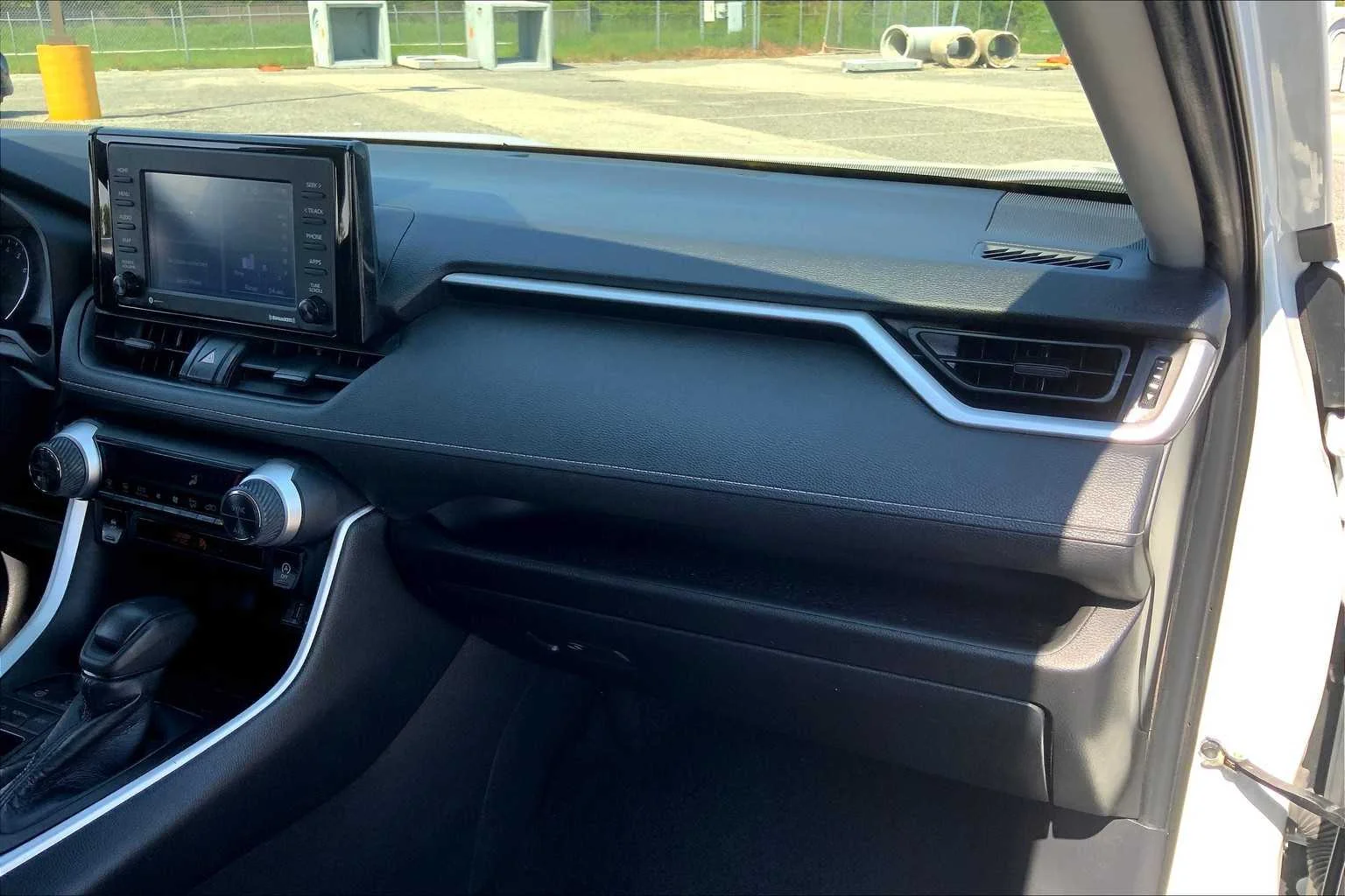Used 2022 White Toyota XLE image 18