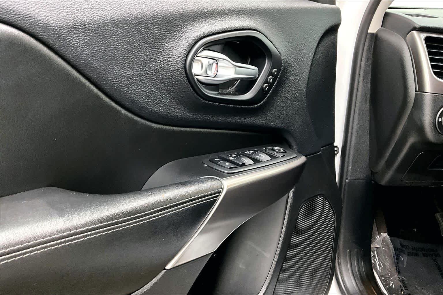 Used 2019 Bright White Clearcoat Jeep Limited image 36