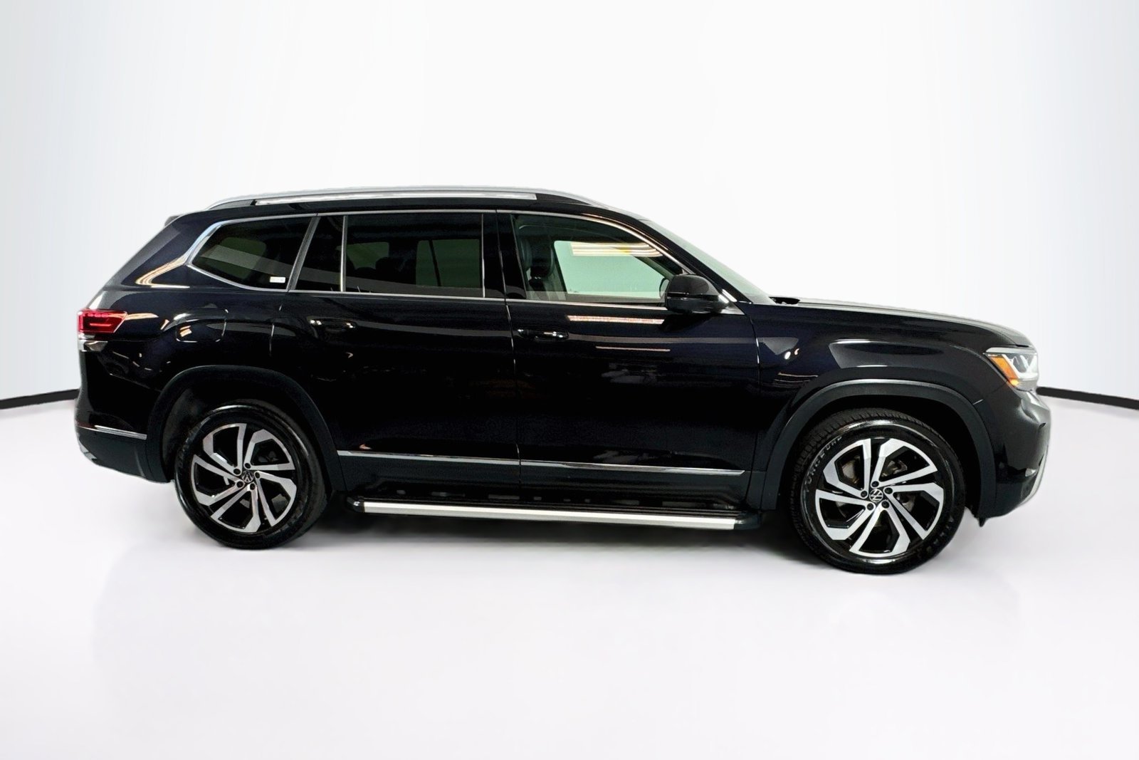 Used 2021 Deep Black Pearl Volkswagen 2.0T SEL Premium image 4