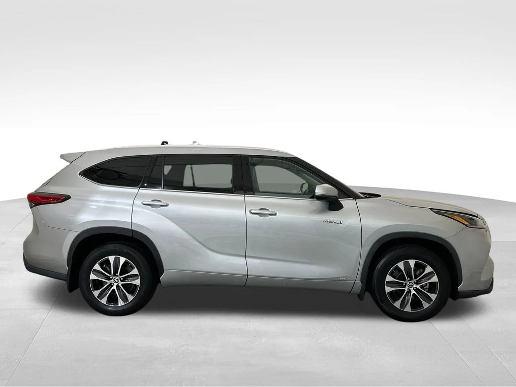 Used 2021 Silver Toyota XLE image 7