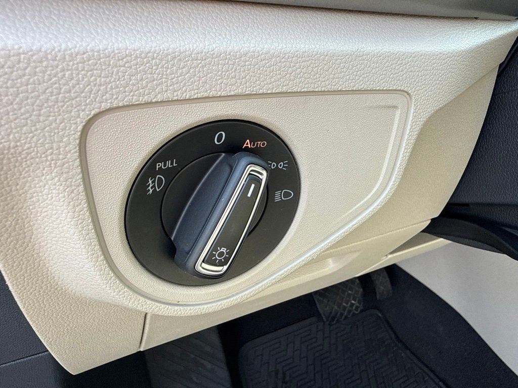 Used 2019 Black Volkswagen SEL image 25