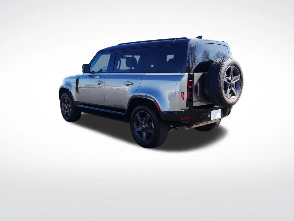 Used 2023  Land Rover X-Dynamic SE image 3
