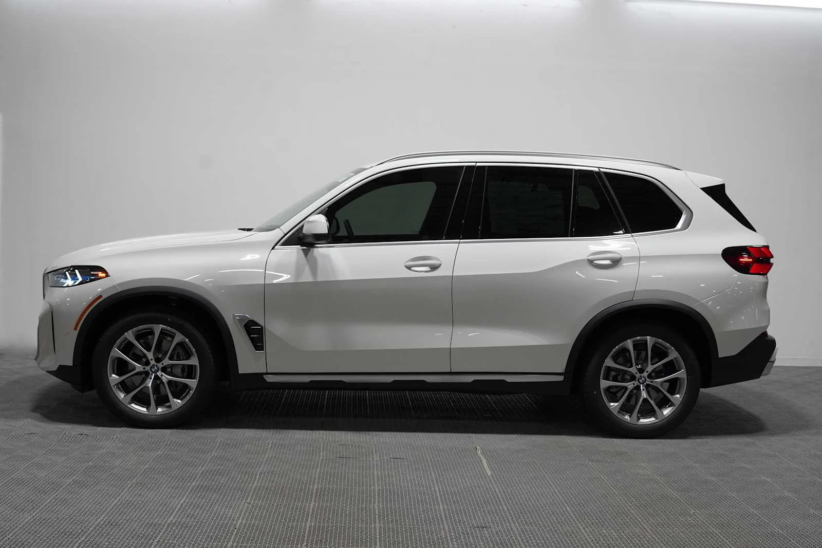 New 2026 Alpine White BMW xDrive40i image 3