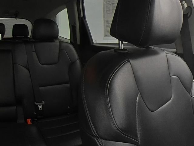 Used 2022 White Kia LX image 33