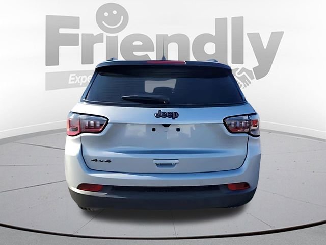 New 2026 Silver Zynith Metallic Clear-Coat Exterior Paint Jeep Limited image 4