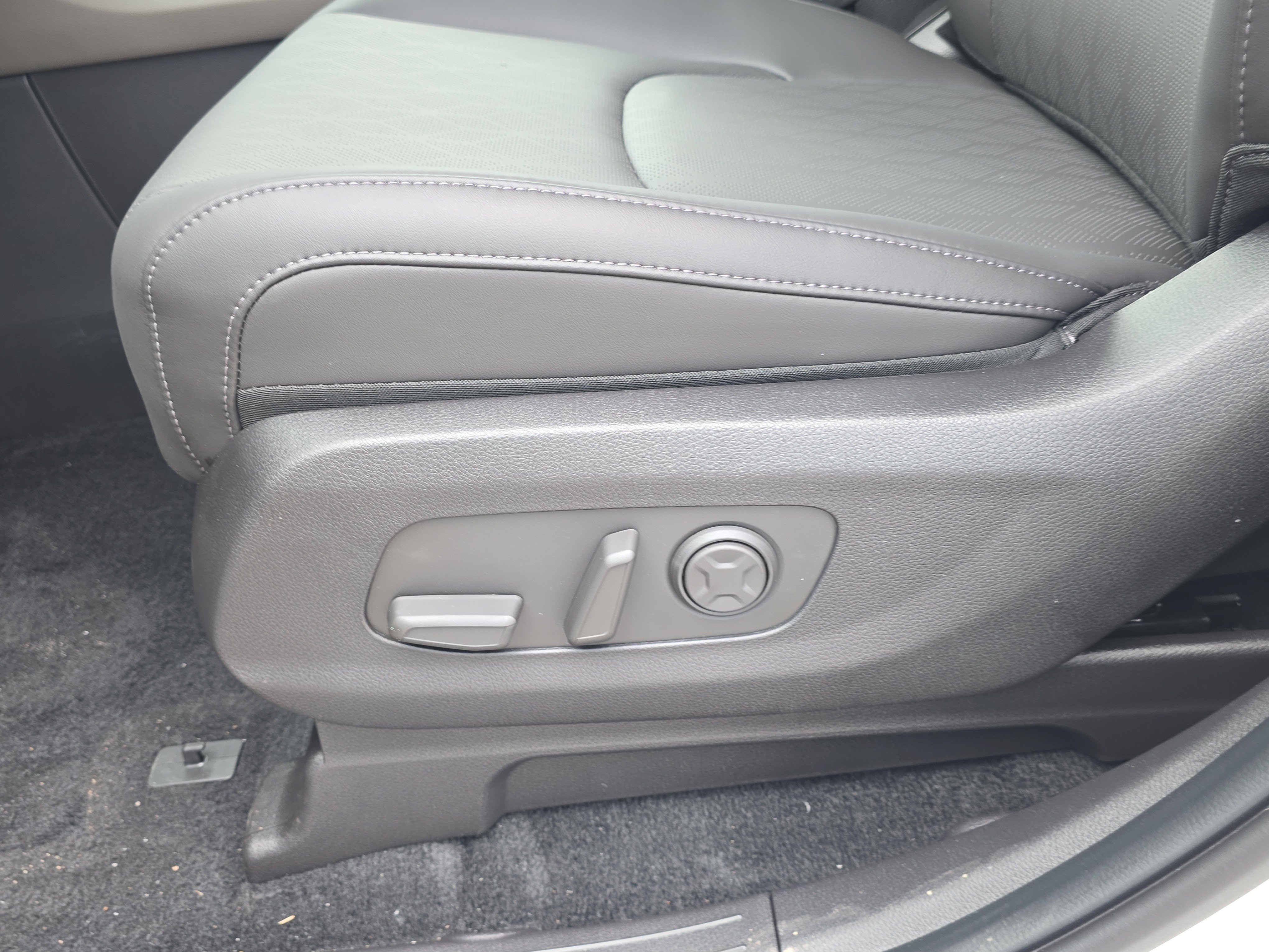 New 2026 Snow White Pearl Kia EX image 22