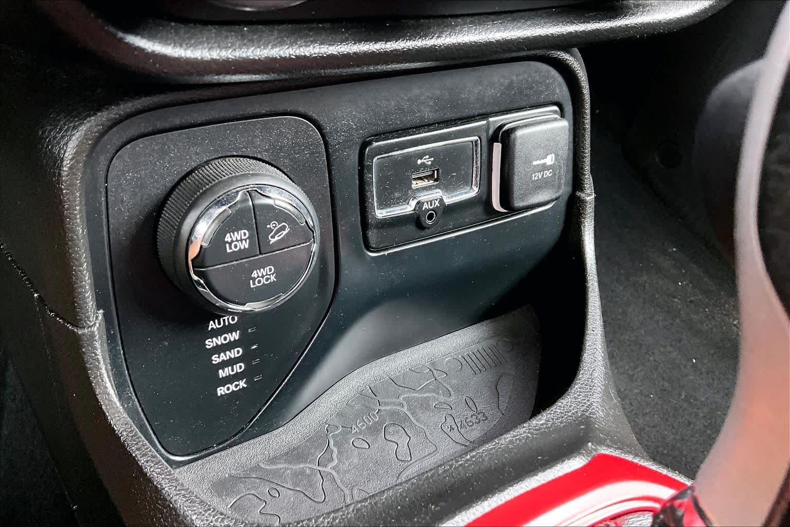 Used 2017 Alpine White Jeep Trailhawk image 33