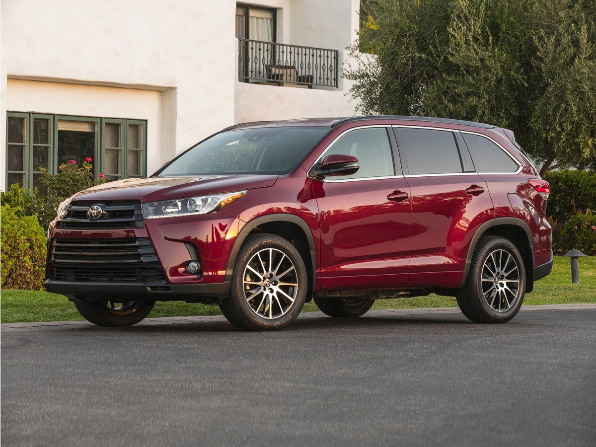 Used 2018 White Toyota XLE image 1