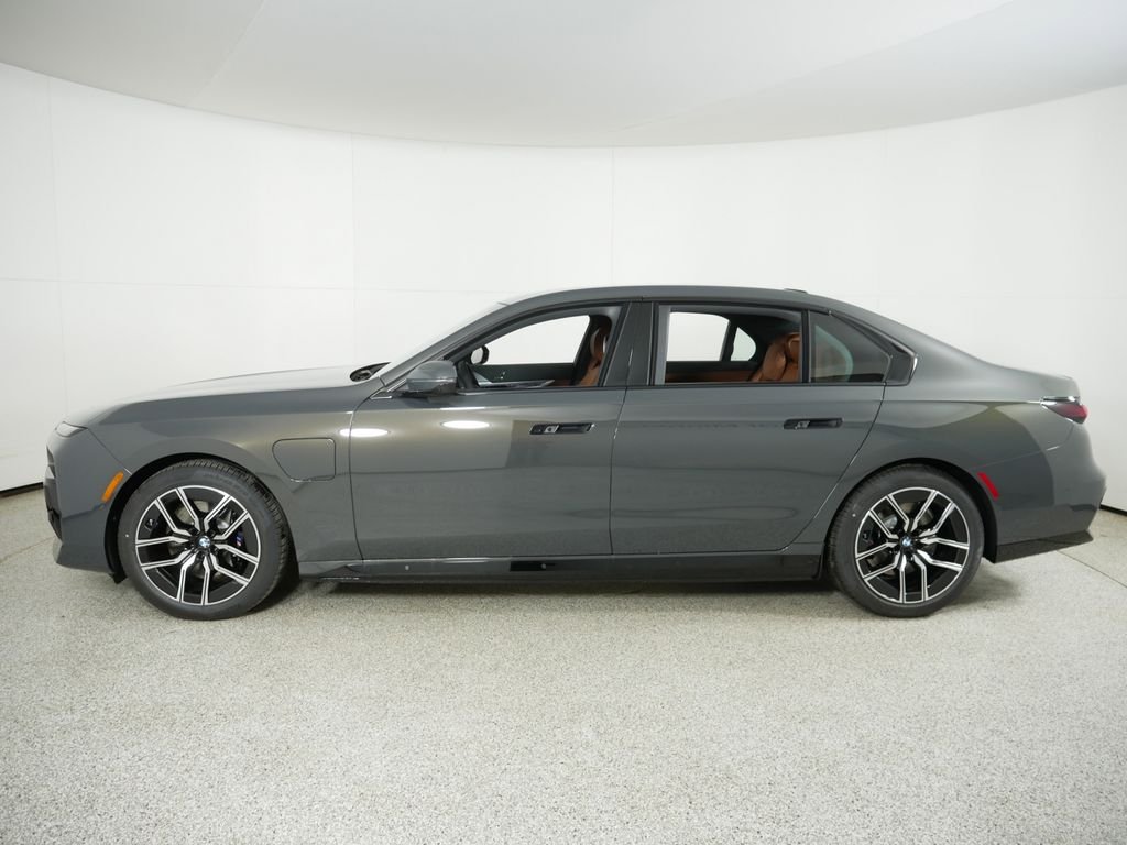 2025 BMW 7 Series 750e - Photo 14