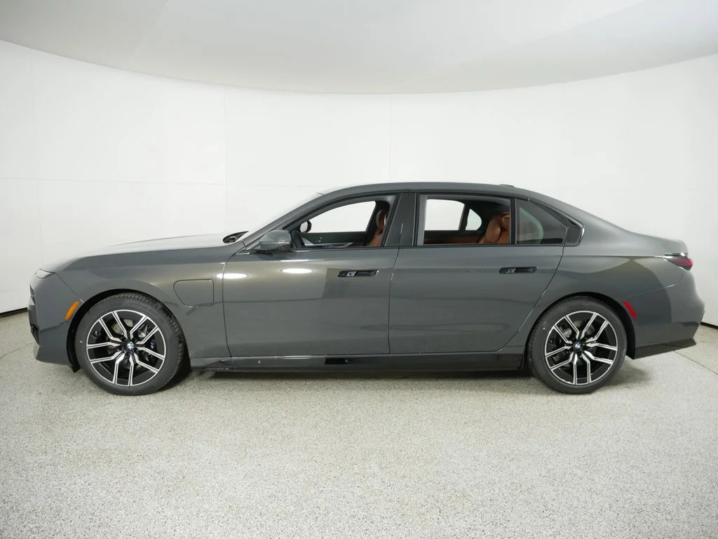 2025 BMW 7 Series 750e - Photo 14