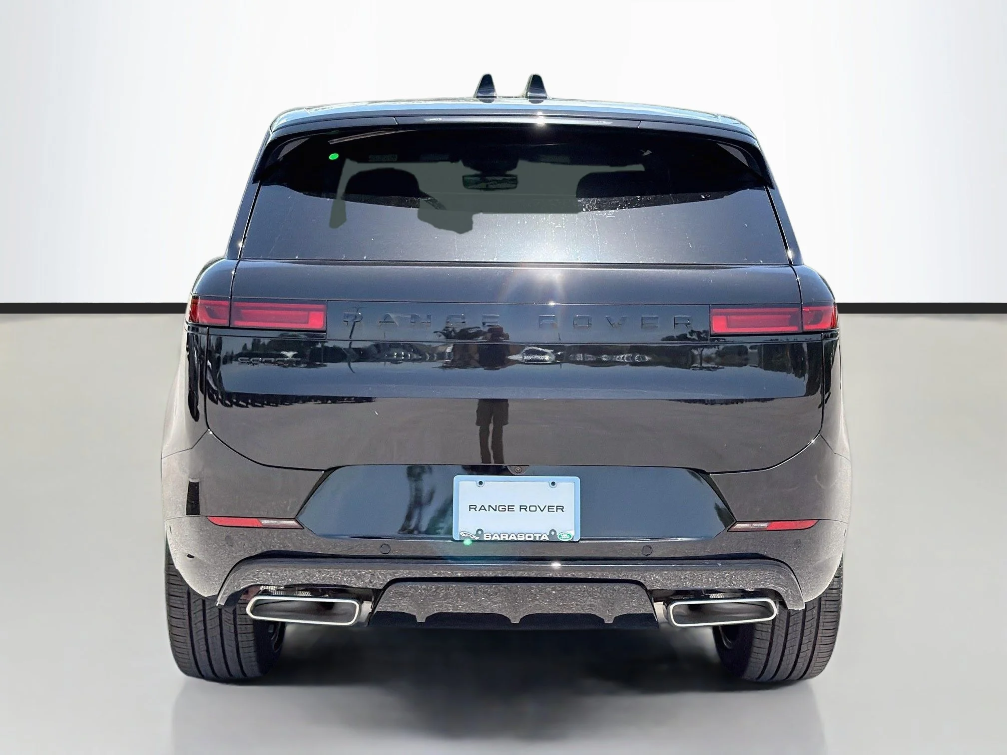 New 2026 Santorini Black Land Rover Dynamic SE image 4