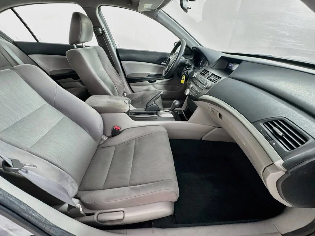 Used 2012 Alabaster Silver Metallic Honda LX image 31