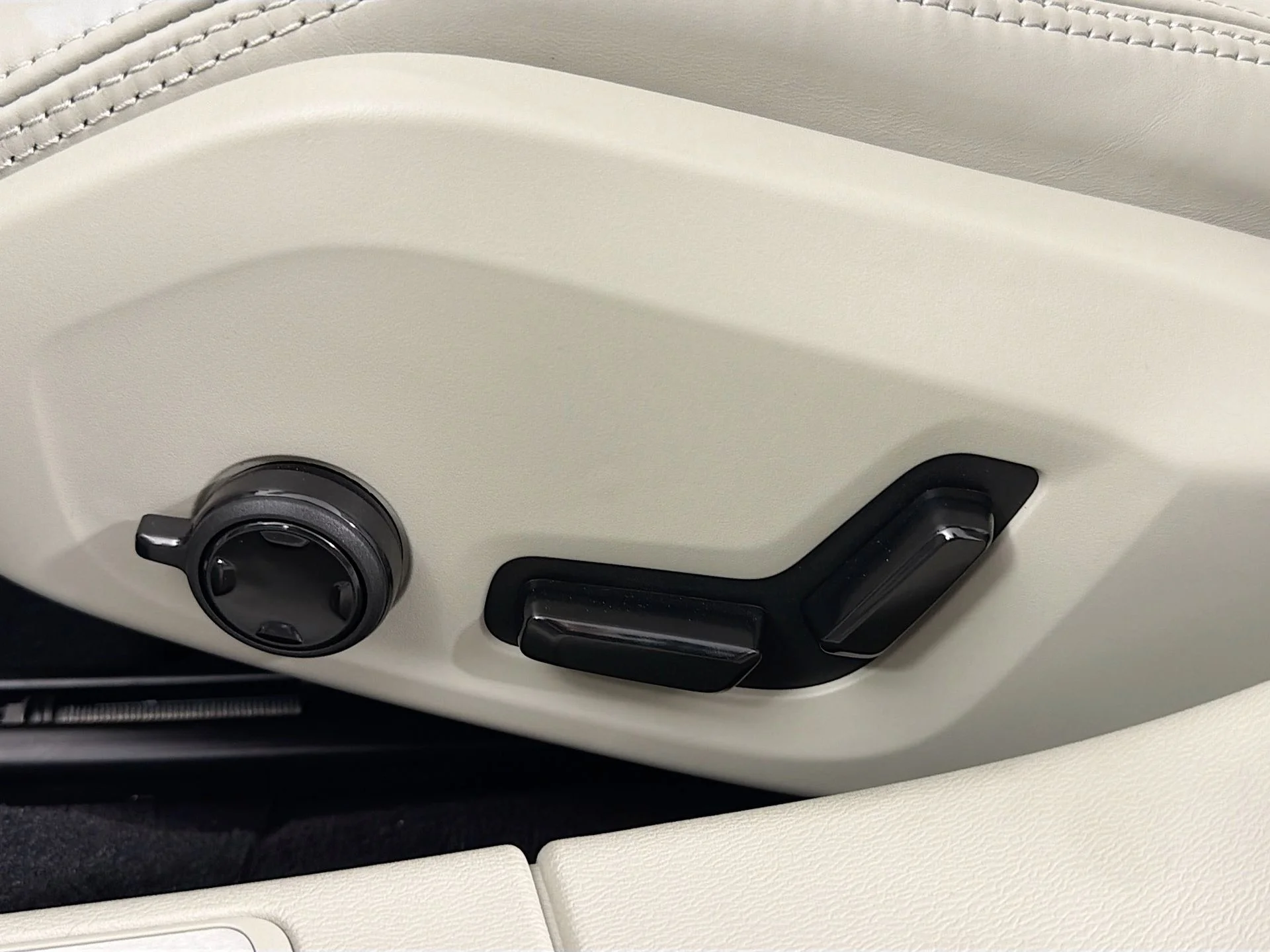 New 2026 Crystal White Volvo Ultra image 19