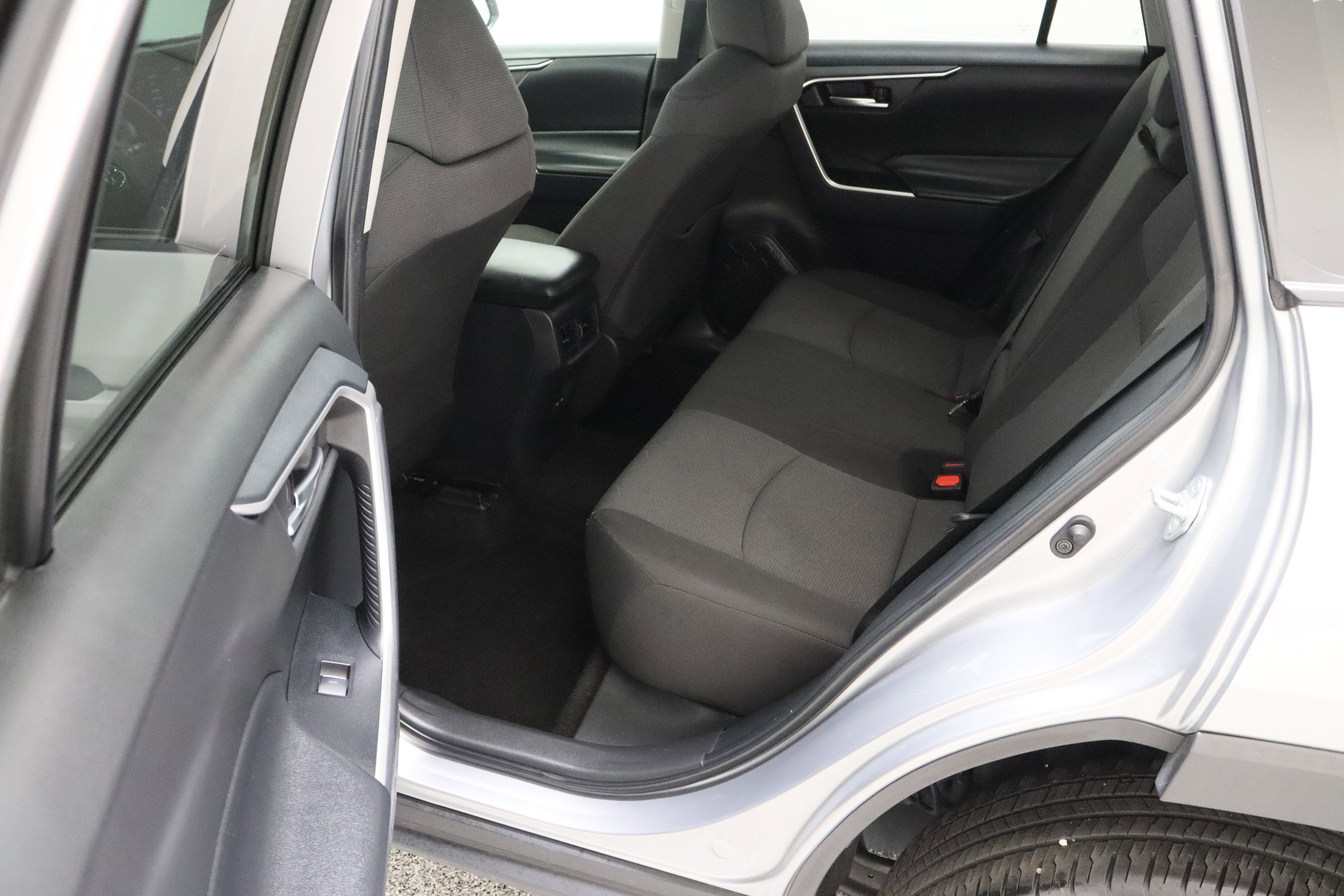 Used 2025 Silver Sky Metallic Toyota XLE 2.5L image 28