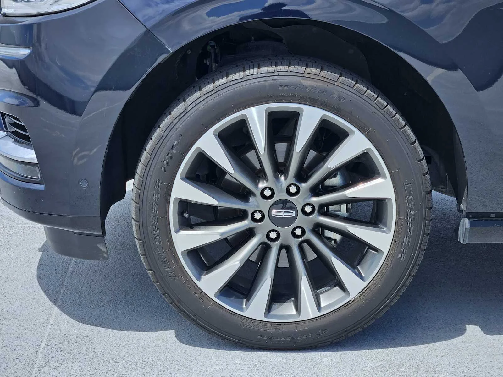 Used 2021 Signature Navy Lincoln Reserve image 10