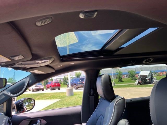 New 2027 Red Hot Pearl-Coat Exterior Paint Chrysler Limited image 12