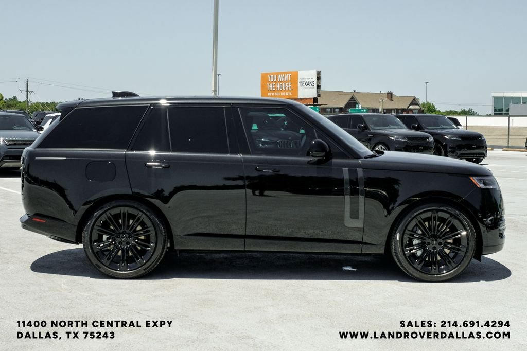 New 2026 Santorini Black Metallic Land Rover SE image 7