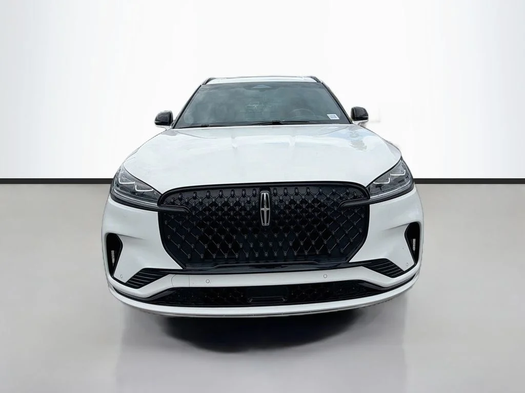 Used 2025 White Lincoln Reserve image 1