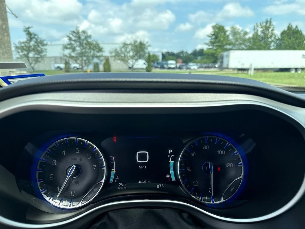 Used 2025 White Chrysler Select image 14
