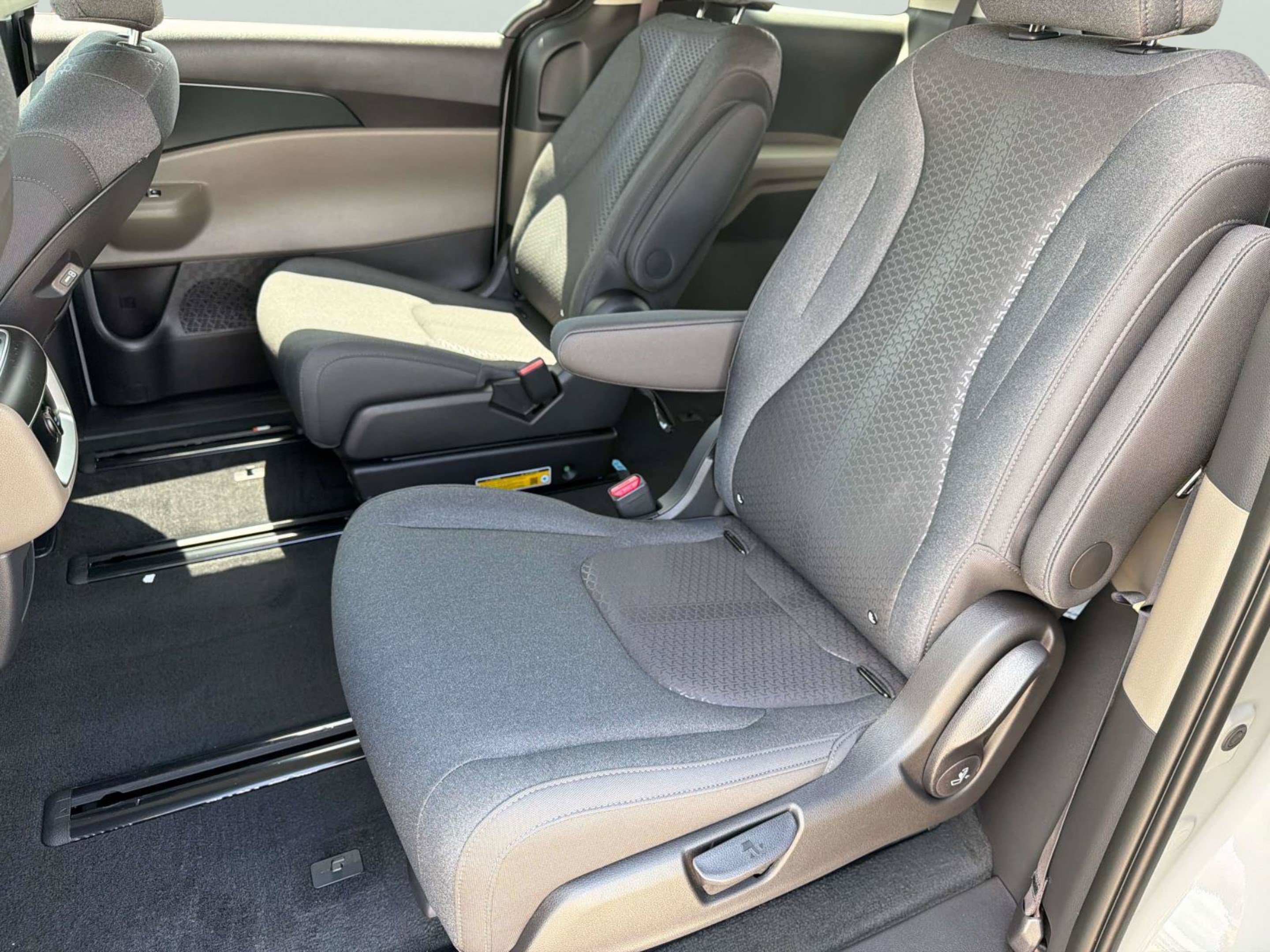 New 2027 Ceramic Silver Kia LX image 15