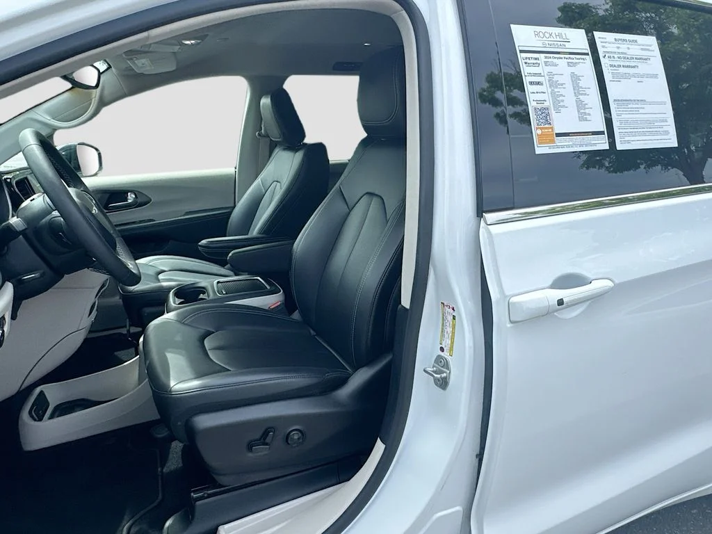 Used 2024 Bright White Clearcoat Chrysler Touring L image 23