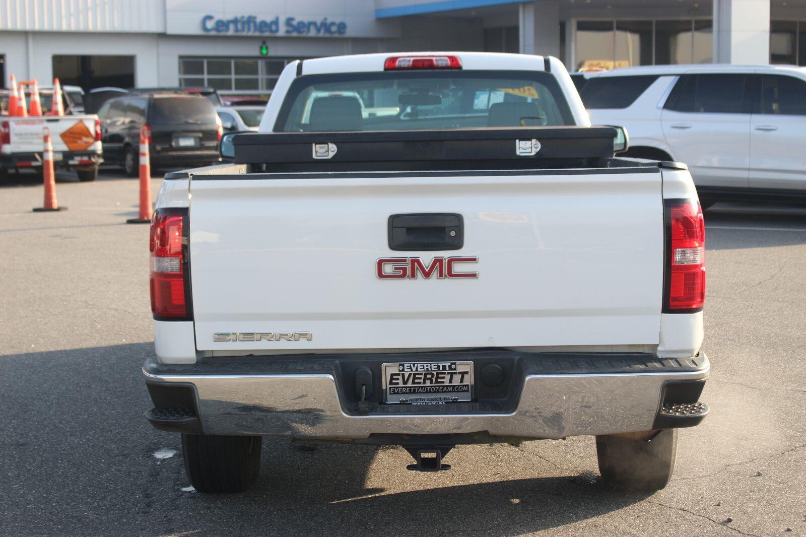 Used 2018 SUMMIT WHITE GMC 2WD Reg Cab 133.0" image 6
