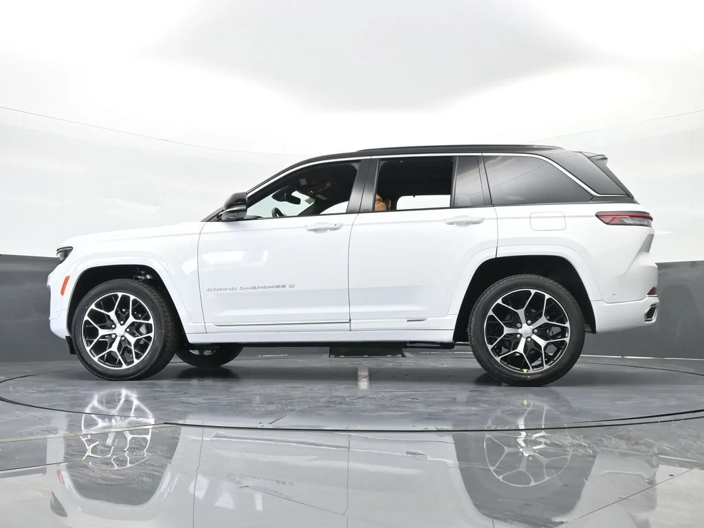 New 2025 Bright White Clear-Coat Exterior Paint Jeep Summit Reserve image 62