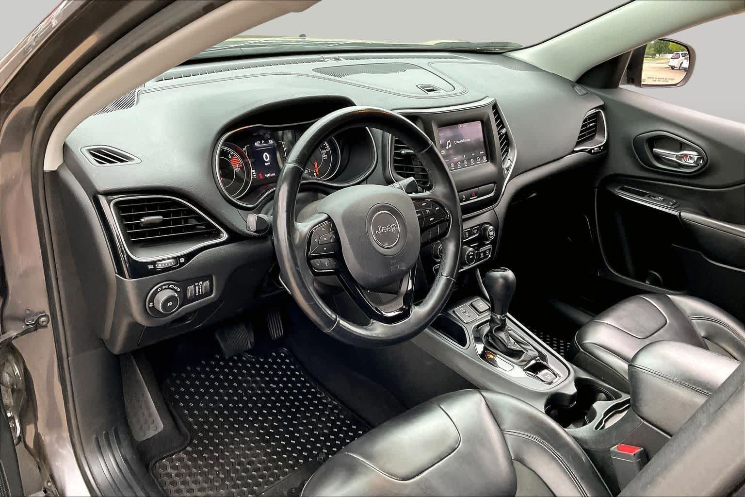 Used 2019 Granite Crystal Metallic Clearcoat Jeep Altitude image 17