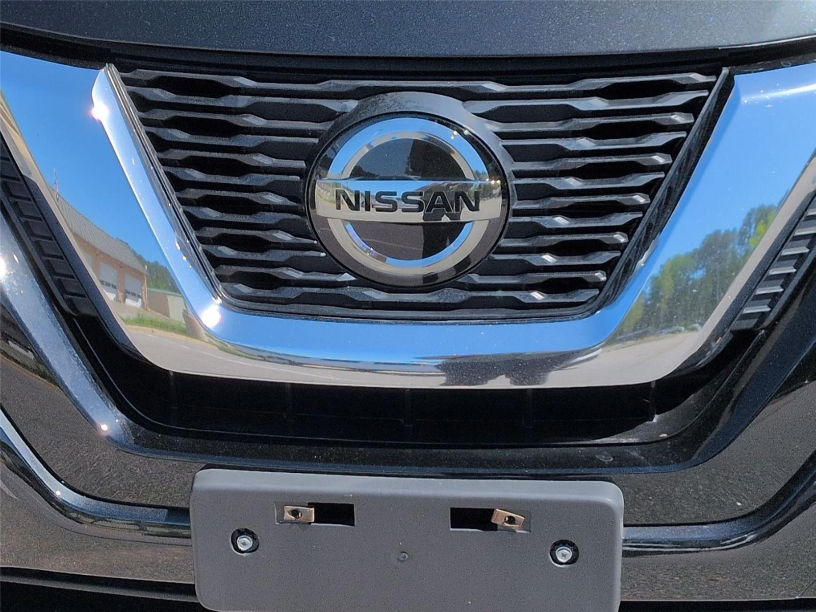 Used 2018 Magnetic Black Nissan SL image 14