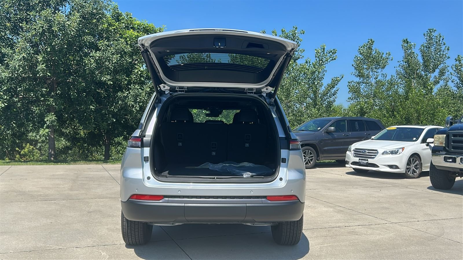New 2026 Silver Zynith Exterior Paint Jeep Altitude image 17