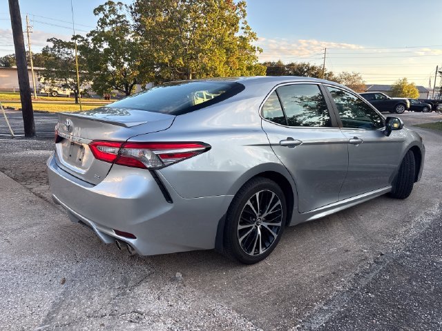 Used 2018 Silver Toyota SE image 10