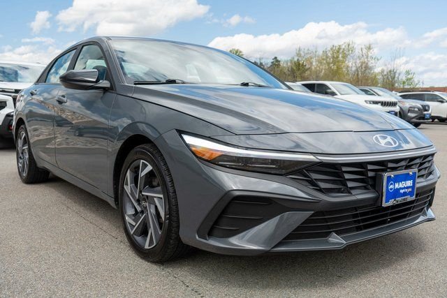 Used 2025 Gray Hyundai SEL Sport image 4