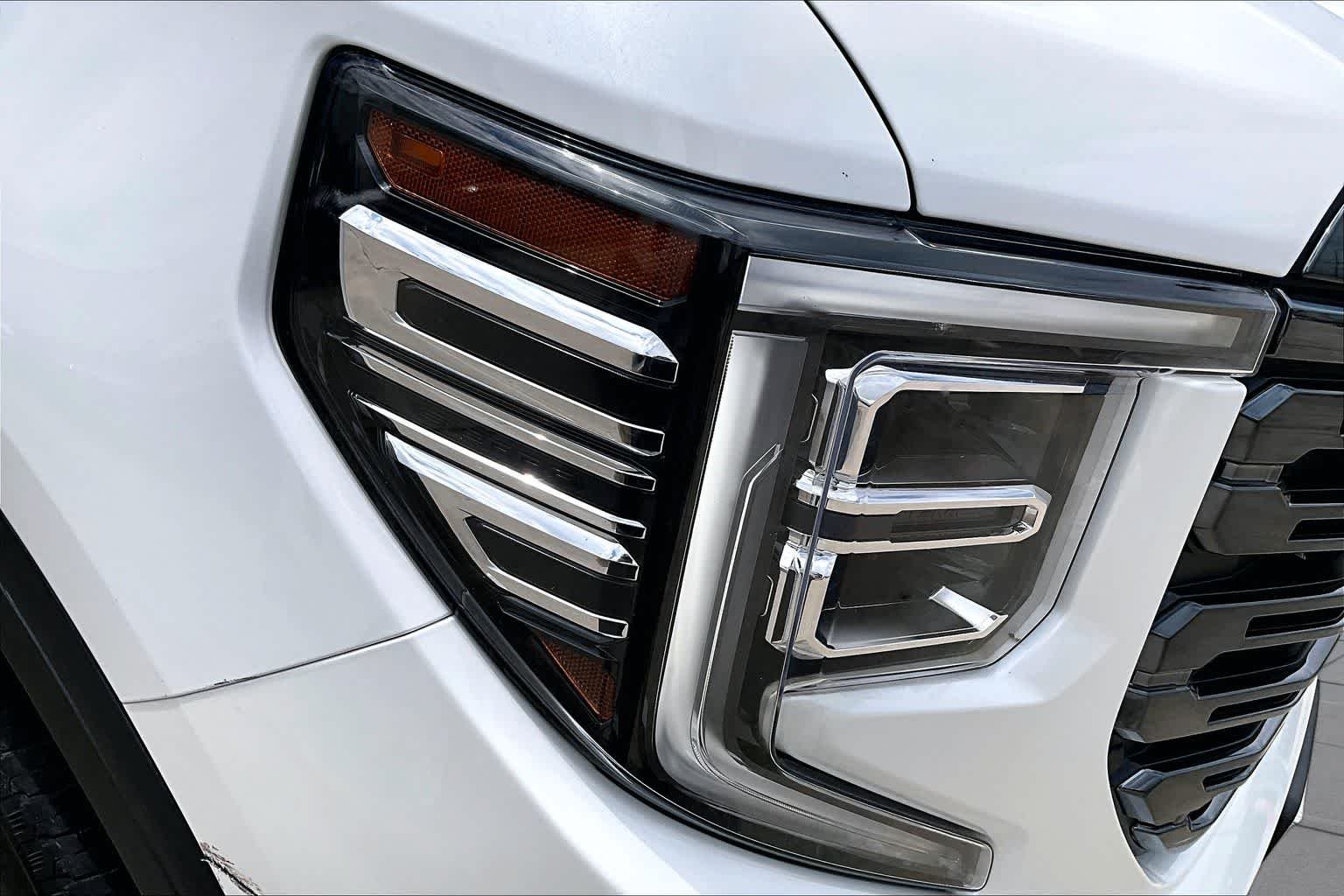 Used 2023 White Frost Tricoat GMC Denali Ultimate image 28