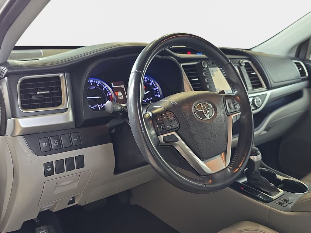 Used 2019 White Toyota XLE image 19