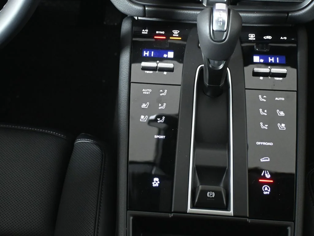 2026 Porsche Macan T - Photo 25