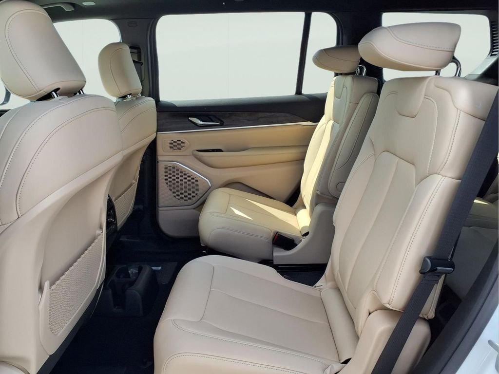 New 2026 Bright White Clear-Coat Exterior Paint Jeep Limited image 9