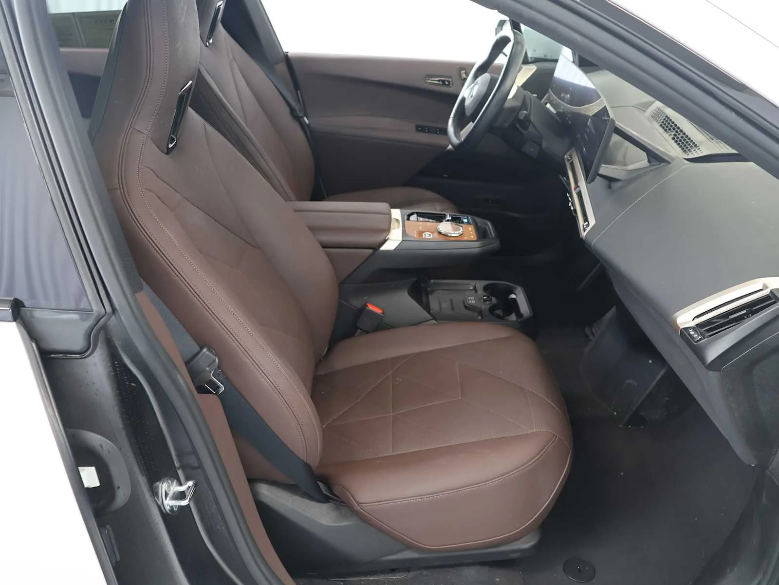 Used 2024 Mineral White Metallic BMW xDrive50 image 15