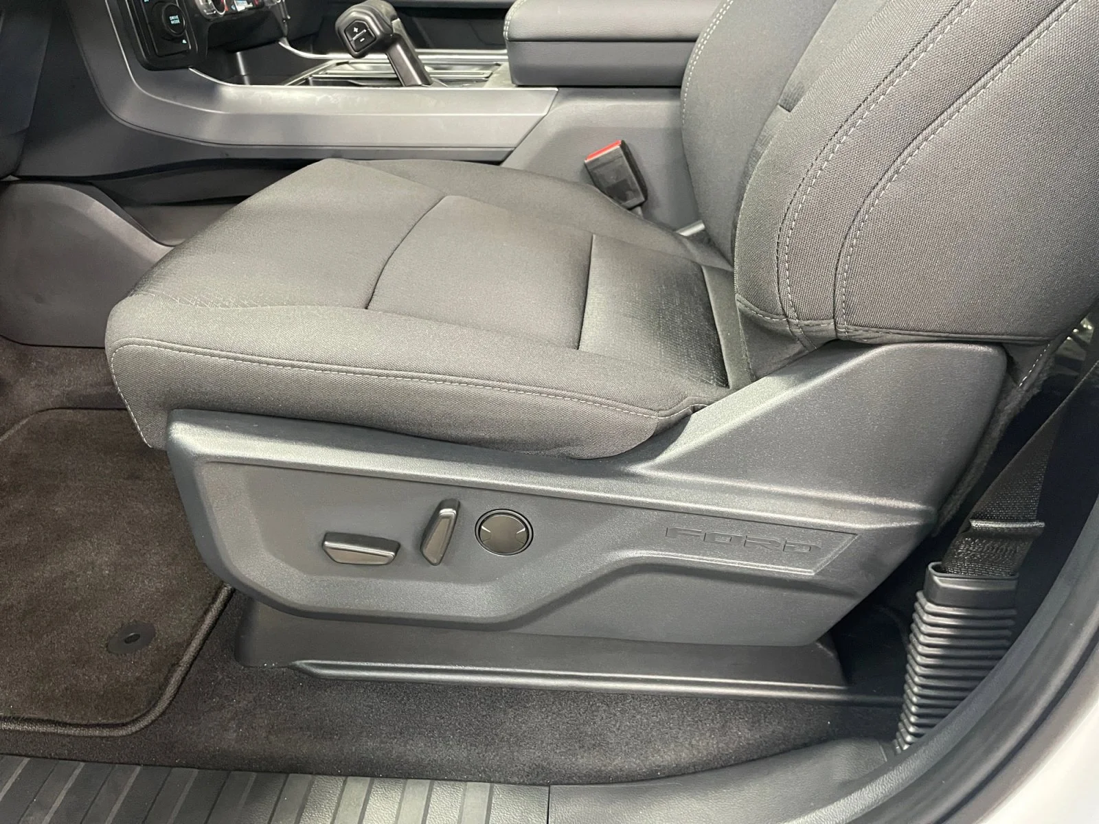 New 2026 Oxford White Ford XLT image 15