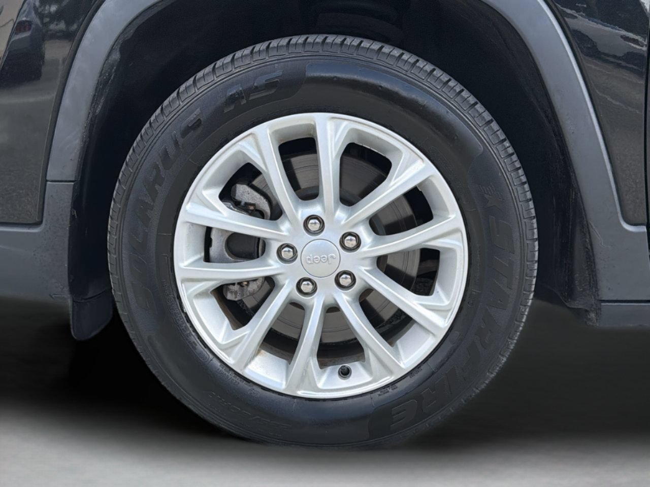 Used 2020 Diamond Black Crystal Pearlcoat Jeep Latitude image 30