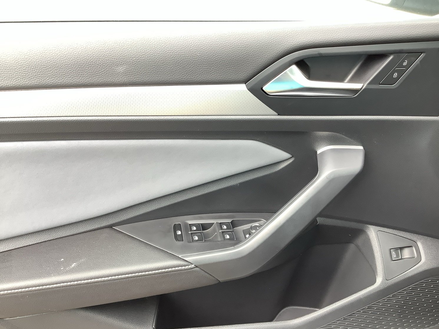 New 2027 PYRITE SILVER Volkswagen SE image 28