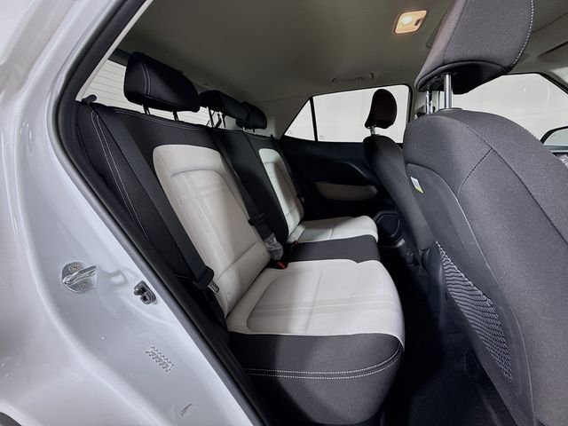 Used 2022 White Hyundai SEL image 28