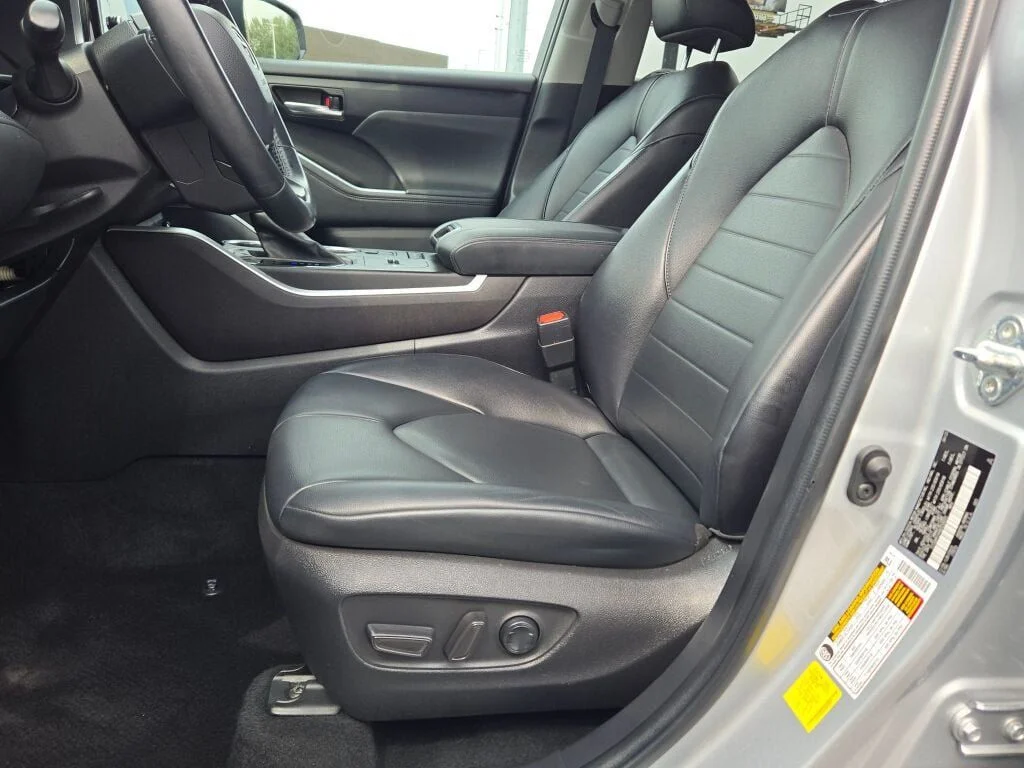 Used 2022 Silver Toyota XLE image 24