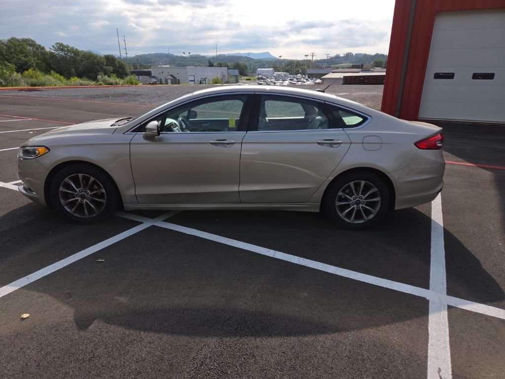 Used 2017 Gold Ford SE image 5