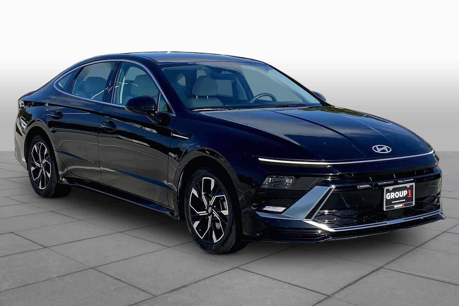 Used 2025 Abyss Black Hyundai SEL image 3